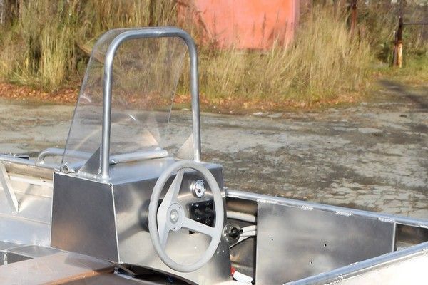 Алюминиевая лодка Алюмакс-435 с консолью
