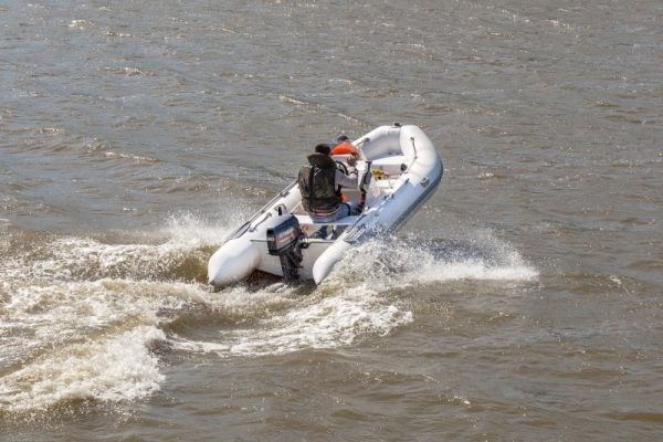Жестко-надувная лодка Адмирал RIB 410 (с консолью)